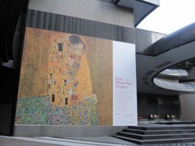 クリムト生誕150周年、「接吻」の巨大フォトモザイク画お目見え