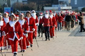 サンタが180人横浜にやってきた！みなとみらいから「メリークリスマス！」