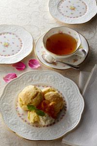 女性への贈り物に、レトロなティーセットを