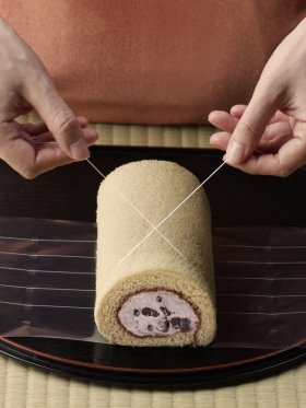 「糸で切る」ロールケーキ