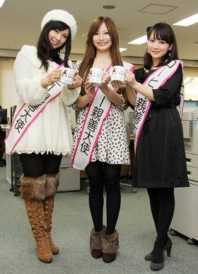 J-CASTニュース編集部を訪れた「コーヒー親善大使」の3人。（左から）夏目結加さん、蛇川真菜さん、吉田麻亜子さん（19日、東京・千代田区で）