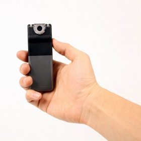 HD録画可能、ポケットサイズの小型ビデオカメラ