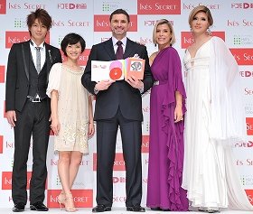 左から、加藤慶祐さん、星野真里さん、ハリー・A・ヒルさん、イネス・リグロンさん、IKKOさん（10日都内で）