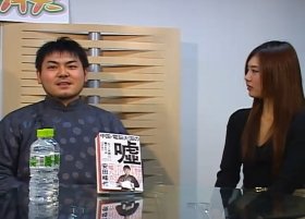J-CAST THE FRIDAYに出演した安田峰俊さん。右は番組MCの瀬島ゆうさん