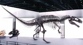 東京・丸の内に全長12メートル「巨大肉食恐竜」