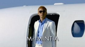 プライベートジェットから登場する「Mr.MINTIA」こと本田選手