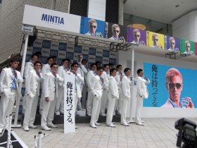 4日、渋谷に登場した白スーツ隊