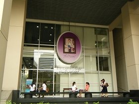 タイ語を学ぶ校舎には、国民に大人気のシリントーン王女（王族として初めて国内の大学で学んだ）の写真が華々しく飾られている