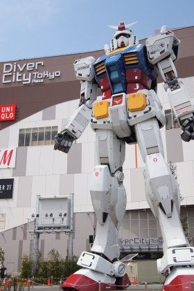 ど迫力の実物大ガンダムが待ち構えている　（C）創通・サンライズ