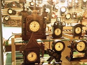 タイ文字の時計やアンティークショップなど、市場ならではの買い物も可能