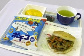 JALが「モス機内食」第2弾 総菜をコメで包んだ「ライスバーガー」