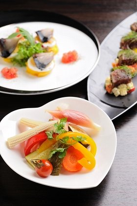 「Bistro GINSAI（ビストロ・ギンサイ）」提供料理　「彩野菜の自家製バルサミコピクルス」（下）　「しめ鯖とインカの目覚めのニース風カナッペ」（左上）　「鮪とピクルスのタルタル（仮）※開発中」（右上）