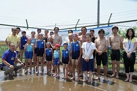 着るだけで浮く水着　水に浮くってこういうコトか