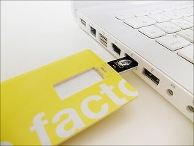 カード型、財布にスッと入る薄型USBメモリー