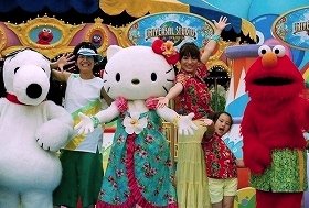 夏開き宣言に登場した新山千春さんと小春ちゃん（C） 2012 Sesame Workshop.（C）'76,'12 SANRIO. 