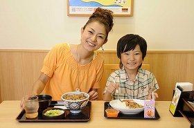 新しくなった「吉野家」で子供もニコニコ　石黒彩さん親子が「親子牛丼」初体験