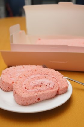 「白い恋人」石屋製菓の新作・いちごミルクロールケーキ　「東京初上陸」で試食してみた
