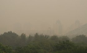 反日デモで延期となった北京日本人学校運動会当日の大気汚染はVery Unhealthy。近くのビルも霞む