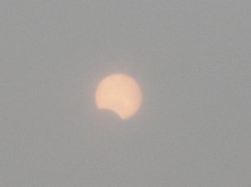 北京の空の日食。肉眼でへっちゃら
