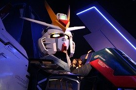 ガンダムのコックピットに乗ってみた　東京・お台場で「3D写真」撮れる新サービス