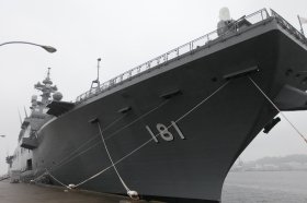 画像は横須賀港に停泊する護衛艦