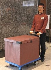 「ポーターに荷物」で海外旅行気分？　ヤマト運輸、東京駅で新サービス