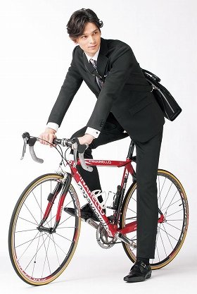 自転車通勤用スーツに新作　「ニット生地」で動きやすく