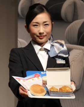 「フライドチキン」が空を飛ぶ　JAL、ケンタッキーを欧米線機内食に