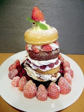 高さ25センチの「タワーケーキ」　特製焼きドーナツ使用の限定版