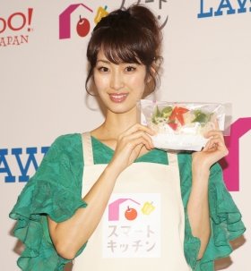 1月16日、都内の発表会で「10分本格手料理キット」をPRした坂下千里子さん