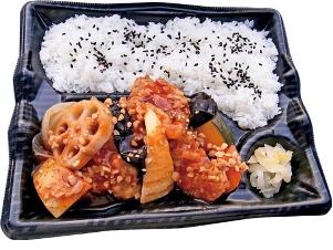 「低カロリーなのに満足感」　ローソンから「鶏唐揚と野菜の辛味たれ弁当」