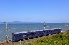 九州西海岸を「レストラン」が走る　観光列車「おれんじ食堂」