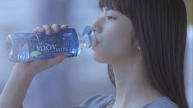 谷川連峰の天然水「FROM AQUA」　初のテレビCMにモデル・小松菜奈を起用、3月6日オンエア
