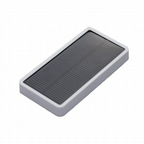 最新機種にも対応　フル充電できる小型ソーラー充電器「mobile solar 2500」