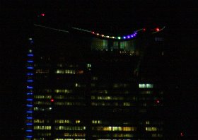 虹色に染まる六本木ヒルズ　10周年記念で東京タワーとコラボ