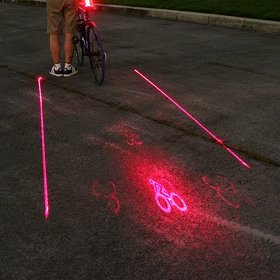「赤いレーザー、左右に投射」で追突防止　自転車用LEDテールライト
