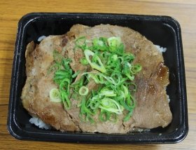 北海道出身記者が、吉野家「ロース豚丼 十勝仕立て」を味わう　肉がドーンと手のひらサイズ、その味は…