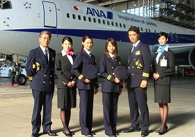 ANAのボーイング767型機を前に記念撮影に臨む出演者。左から岩城滉一さん、桜庭ななみさん、相武紗季さん、堀北真希さん、斎藤工さん、菜々緒さん