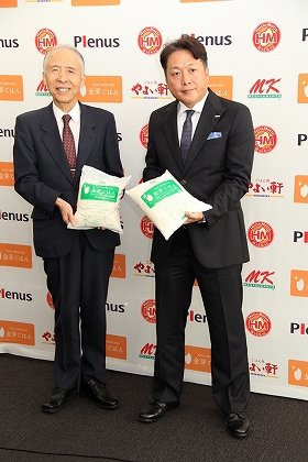 東洋ライスの雜賀慶二社長（左）とプレナスの塩井辰男社長