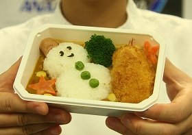 子ども向けの「デコ弁」。ご飯を雪だるまの形にデコレーションした