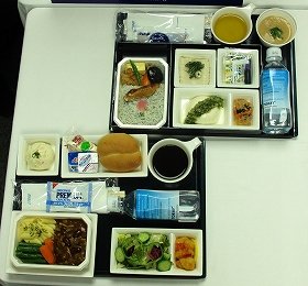 フェイスブックで人気投票も行った。上が和食1位の「駿河湾産 釜揚げしらす御膳」で下が洋食1位の「コトコト煮込んだ 赤ワインのハッシュドビーフ」