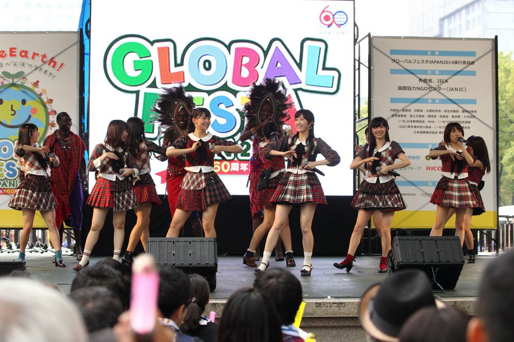 ODA60周年「国際協力イベント」開幕　AKBとマサイ族が「恋チュン」でコラボ