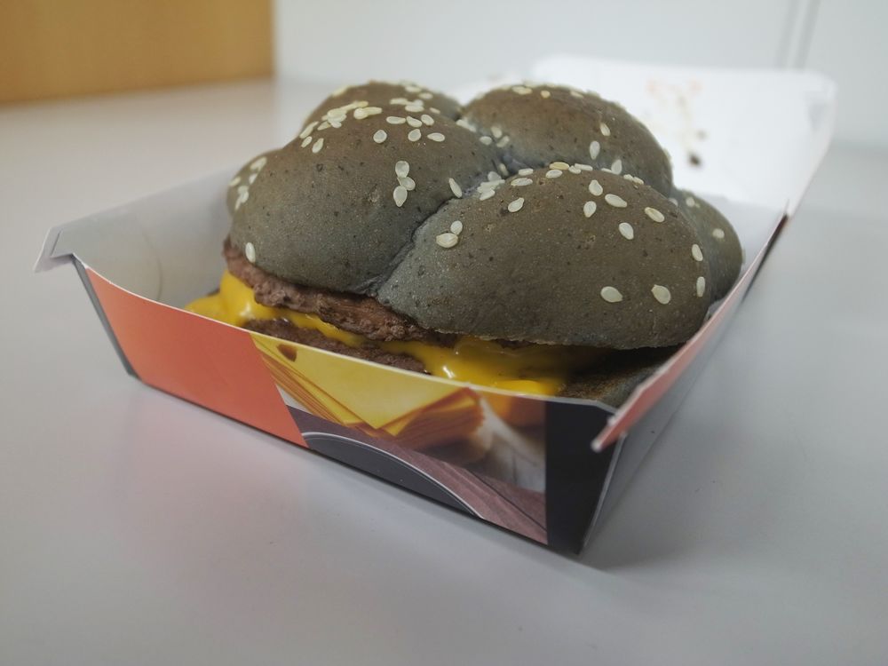 黒色ハンバーガー、マクドナルドも投入！ 見た目からは想像できない