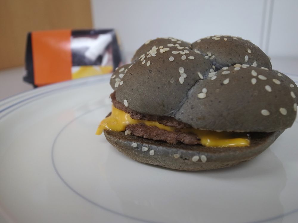 「イカスミバーガー」、たしかに黒い