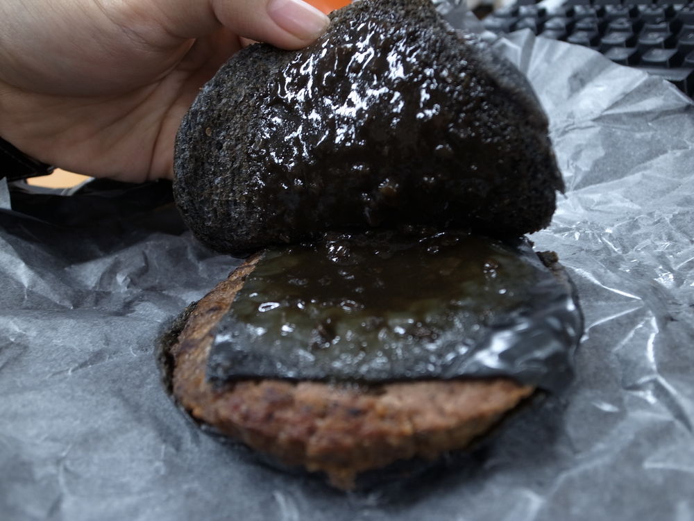 中のチーズやソースまで黒い