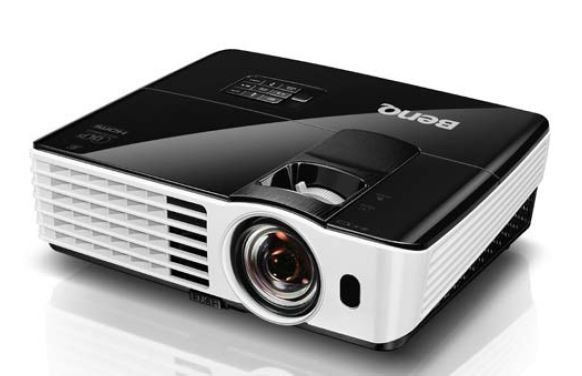 高輝度フルHD短焦点プロジェクター発売