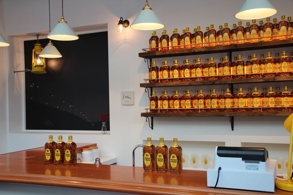 カウンターには角瓶ズラリ