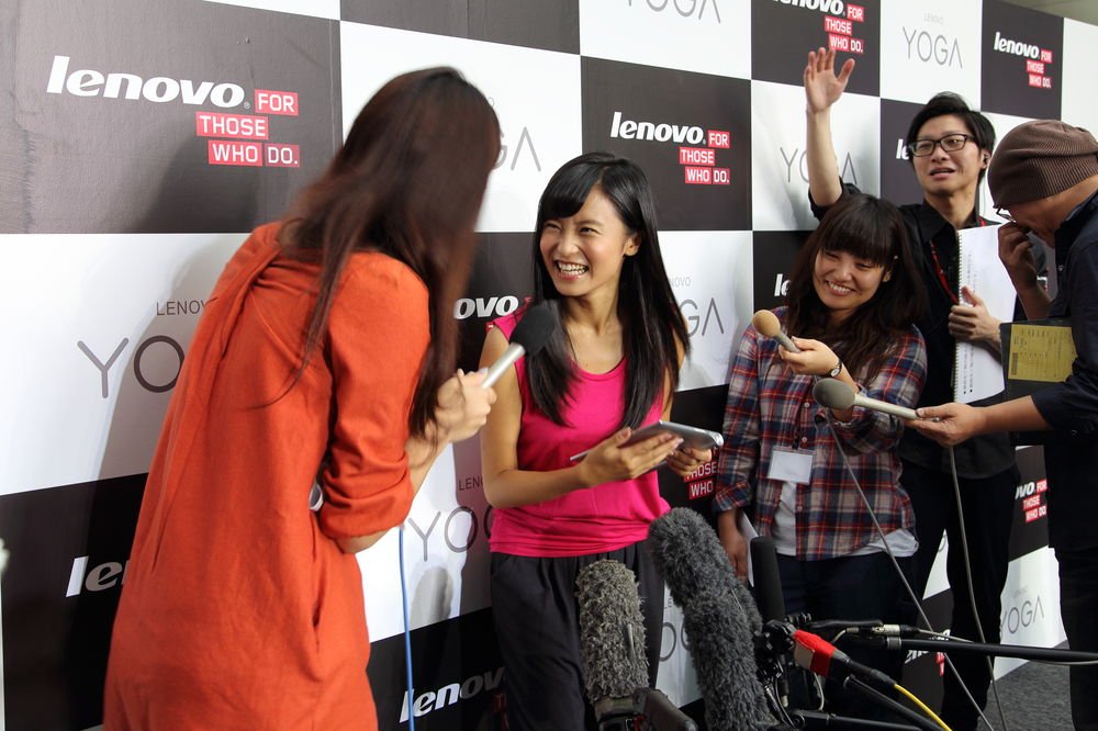 小島さんはリポーターの質問にタジタジに…