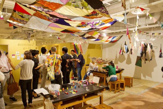 さまざまな活動の展示が見られる