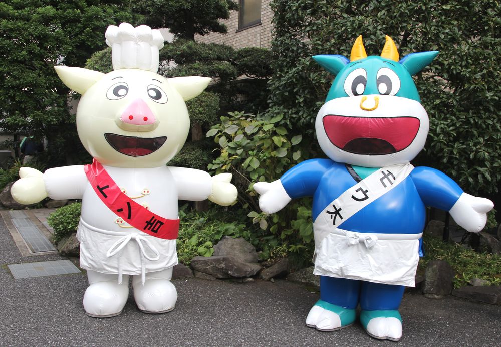 トン吉とモウ太は、年に一度、東京食肉市場まつりでしか会えない希少きゃらでもあるという